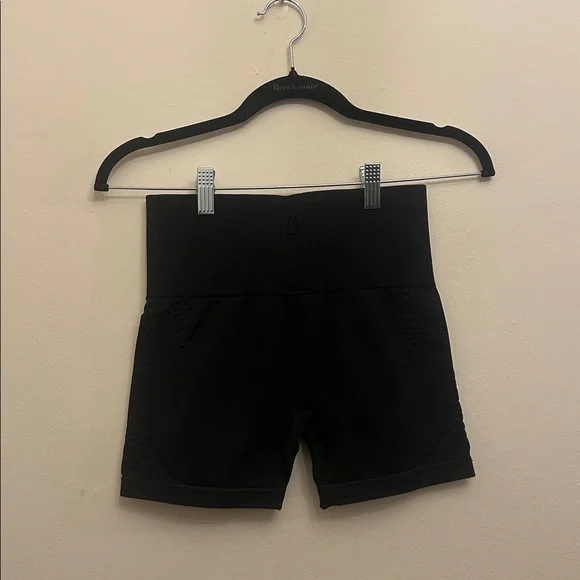 Magnlens NWT Black Seamless Gym Athletic Bike Shorts‎ Size S Trendy Form Fitting - Picture 2 of 5